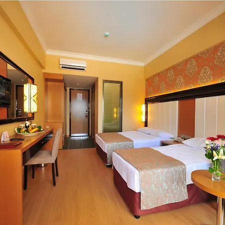 Golden Rock מלון 5*