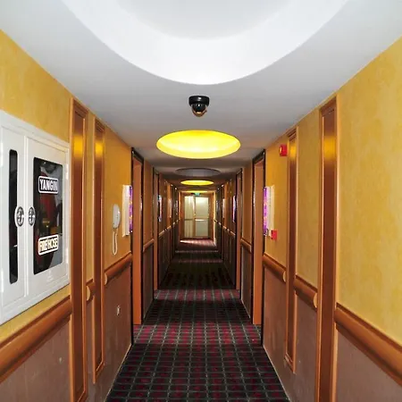Golden Rock מלון 5*