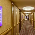 Golden Rock מלון 5*