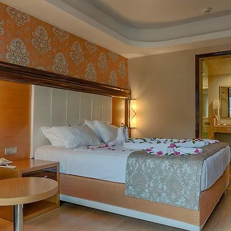 فندق جولدن روك بيتش مرمريس