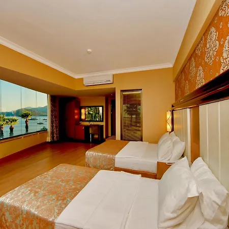 جولدن روك بيتش فندق