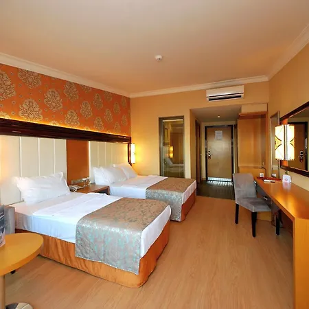 جولدن روك بيتش فندق